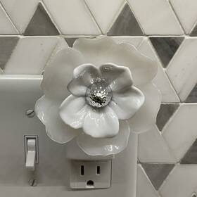 Bath & Body Works 637293135272 Bath& Bbw Wallflowers White Flower With Gold Trim Plug In Diffuser
