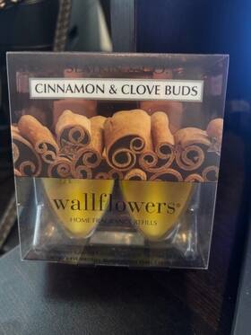 Bath & Body Works 637294397846 And Cinnamon Clove Buds Wallflower 2 Bulbs New Box Discontinued