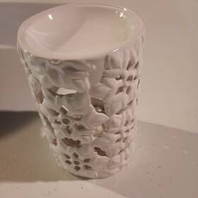 Bath & Body Works 667529303656 And Snowflake Tealight Oil Warmer White