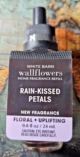Bath & Body Works 667556707946 Lot Of 4 And Rain-kissed Petals Wallflower Fragrance Refills New