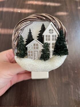 Bath & Body Works 667559107224 And Wreath Christmas Winter Houses Nightlight Wallflowers Plug In