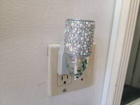 Bath & Body Works 667559109921 And Rhinestones Pearls With Scent Control Wallflower Plug