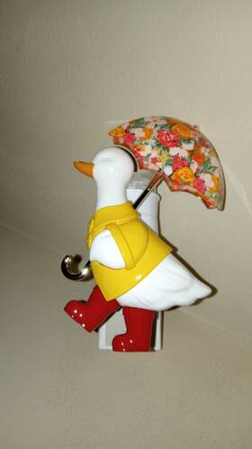 Bath & Body Works 667659360178 New White Linen Duck Goose With Umbrella Wallflower Plug In And 5 Inch