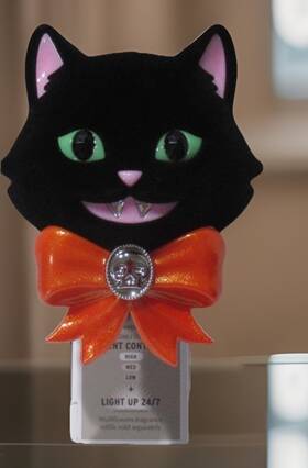 Bath & Body Works 667659369546 And Spooky Kitty Lights Up Wallflower Fragrance Plug Scent Control
