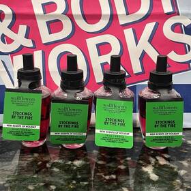 8153 Bath & Body Works Stockings By The Fire Wallflowers Refill Bulbs 4pack And
