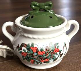 541052 House Of Lloyd Llyod Holiday Holly Berry Electric Simmer Potpourri Ceramic Pot Handles