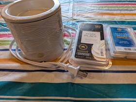 Huntington Home 0799771731 White Ceramic Plug-in Electric Wax Warmer Deodorizer With 3 Scented Melts