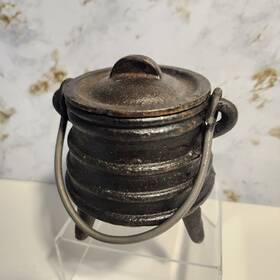 Br77 New Age Imports Inc. Cast Iron Cauldron With Handle And Lid Ribbed Style 4 Inch High