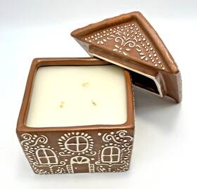 832116 Pottery Barn Gingerbread House Candle Scent Collection New
