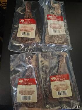 Scent Broom 691304379017 New Cinnamon 6 Inch - Broomstick Scented -mini Witches 4 Pack