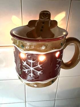 1102-44084 Scentsy Authentic Gingerbread Man Coffee Cup Mini Wall Plug In Warmer Euc