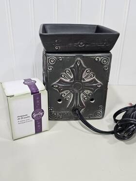 19262 Scentsy Hope Cross Celtic Charity Full Size Wax Warmer Retired New Light Bulb