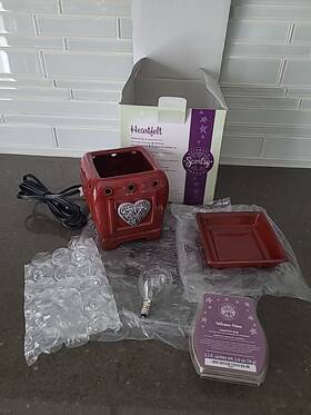 19416 Scentsy Heartfelt Red Heart Ceramic Wax Warmer W Bulb Retired Nob Melts