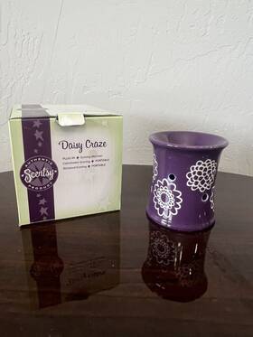 26986 Scentsy Daisy Craze Mini Warmer Top Only Plug In Not Included