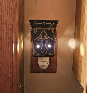 4000627 Scentsy Plug-in Nightlight Wax Warmer Cross