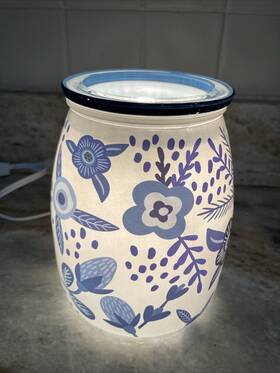 70396 Scentsy Home Hope Blooms Electric Wax Warmer Blue White Floral