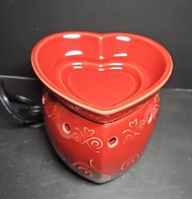 March-2024 Scentsy Warmer With Bulb Valentines Retired Inch Hugs And Kisses