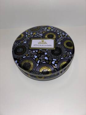 264580 Voluspa 3 Wick Decorative Tin Candle Apple Blue Clover 12oz New And Wonderful