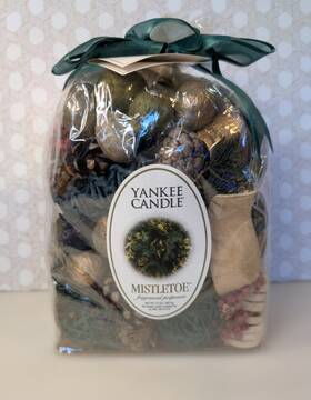 1034759 Yankee Candle Fragranced Potpourri Mistletoe 10oz Flowers Fragrance #1034759 New