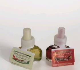 1246237 Yankee Candle Set 2 Scent Plug Refill Holiday Red Apple Wreath Christmas Cookie