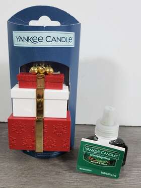 1683427 Yankee Candle Holiday Present Light Up Scent Plug In Base Diffuser Balsam Cedar