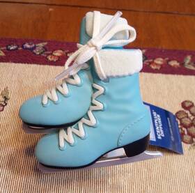 1731180 Yankee Candle New Ice Skates Scentplug Diffuser Night Light Winter