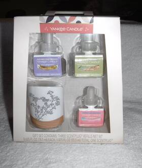 Yankee Candle 192833264329 New Scentplug Holiday Gift Set With 3 Refills And 1 Diffuser
