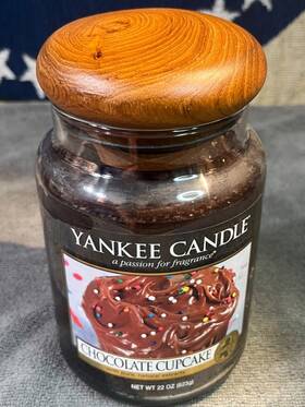 Yankee Candle 609032641559 - Chocolate Cupcake White Label Retired Scent Large 22 Oz