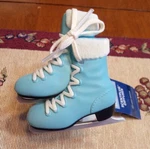 New Yankee Candle Ice Skates Scentplug Diffuser Night Light Winter. Fixed Price $17.95.