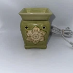 Scentsy E113366 Daphne Electric Wax Warmer 5" Green W/ Flower Retired. Fixed Price $12.74.