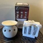 Elegant Expressions Warmer Gift Set & 3 Essential Oils New In Box. Fixed Price $17.00.