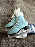 Yankee Candle Ice Skates Scentplug Diffuser Holiday Christmas In Nwt. Fixed Price $17.00.