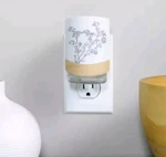Yankee Candle Scentplug Base Home Fragrance Diffuser In Unit White Floral. Fixed Price $24.99.